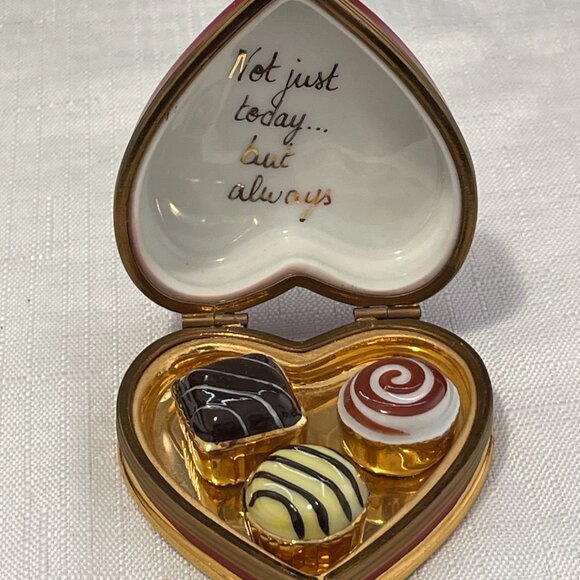 Limoges "box of chocolates" trinket box with 3 ceramic truffles, Valentine's Day - Picture 6 of 8